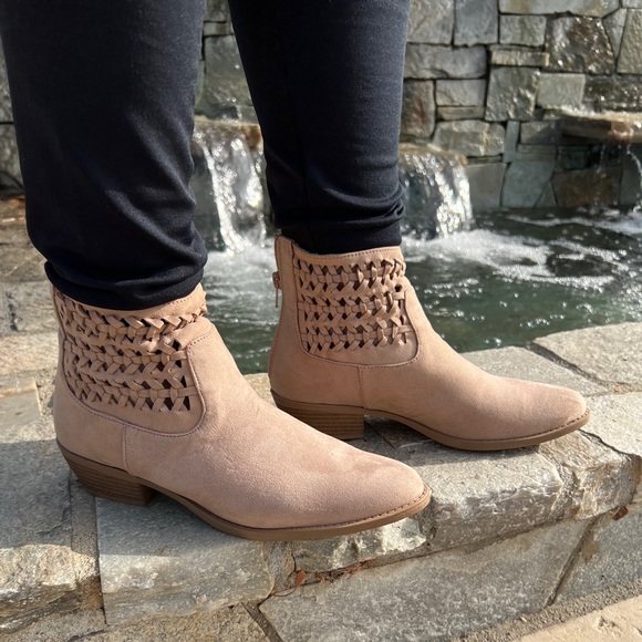 New beautiful braided tan bootie - Picture 4 of 9